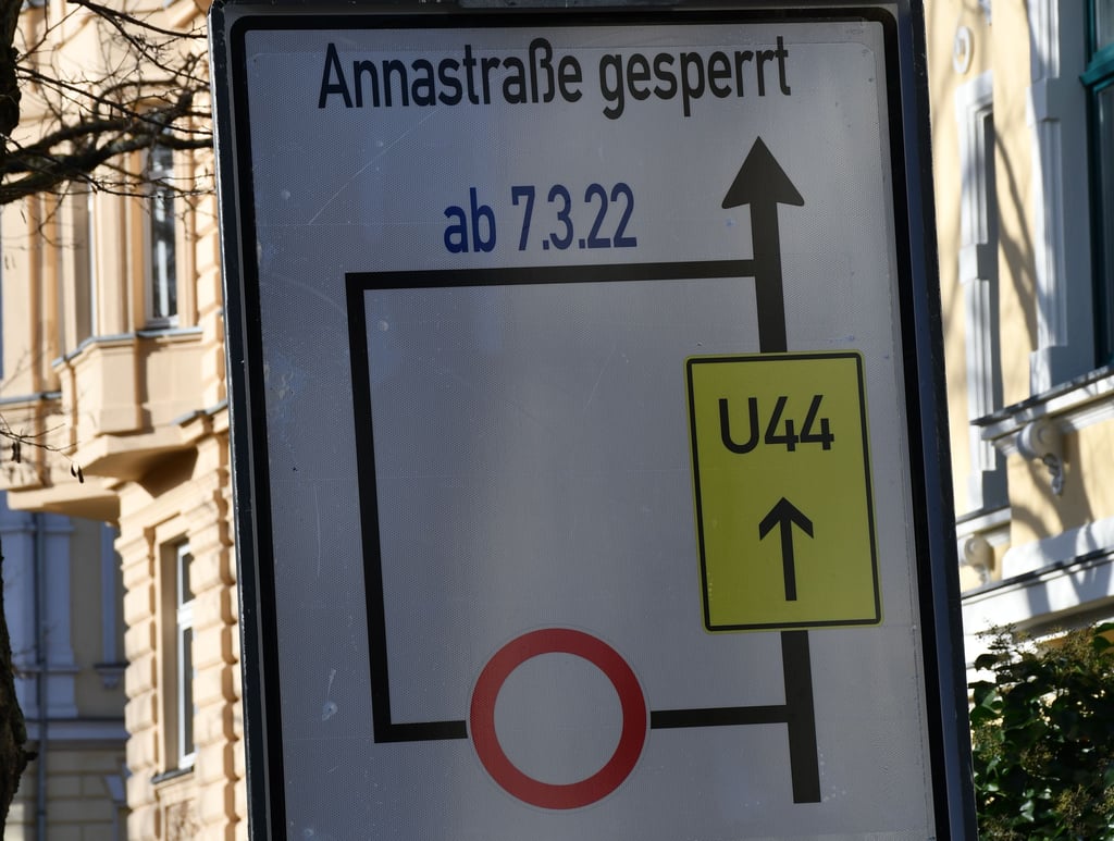 Verkehrsschilder in Magdeburg-Stadtfeld weisen auf die Sperrung der Annastraße hin.