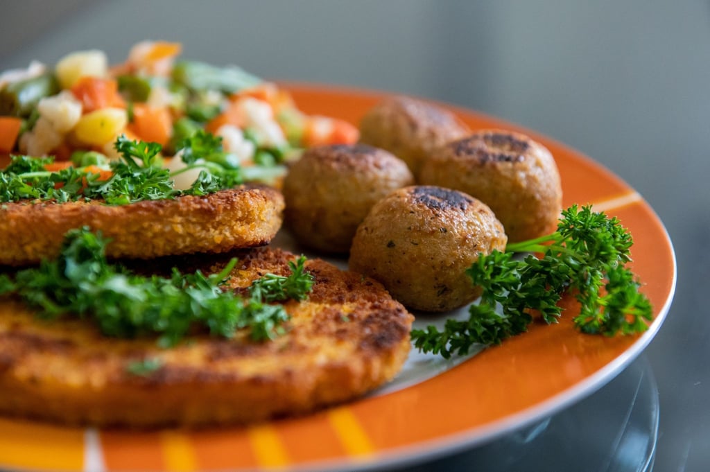 Vegetarische oder vegane Produkte sind im Osten weniger stark nachgefragt als im Westen. Einzelhändler merken aber, dass der Markt für solche Lebensmittel auch im Osten angezogen hat.