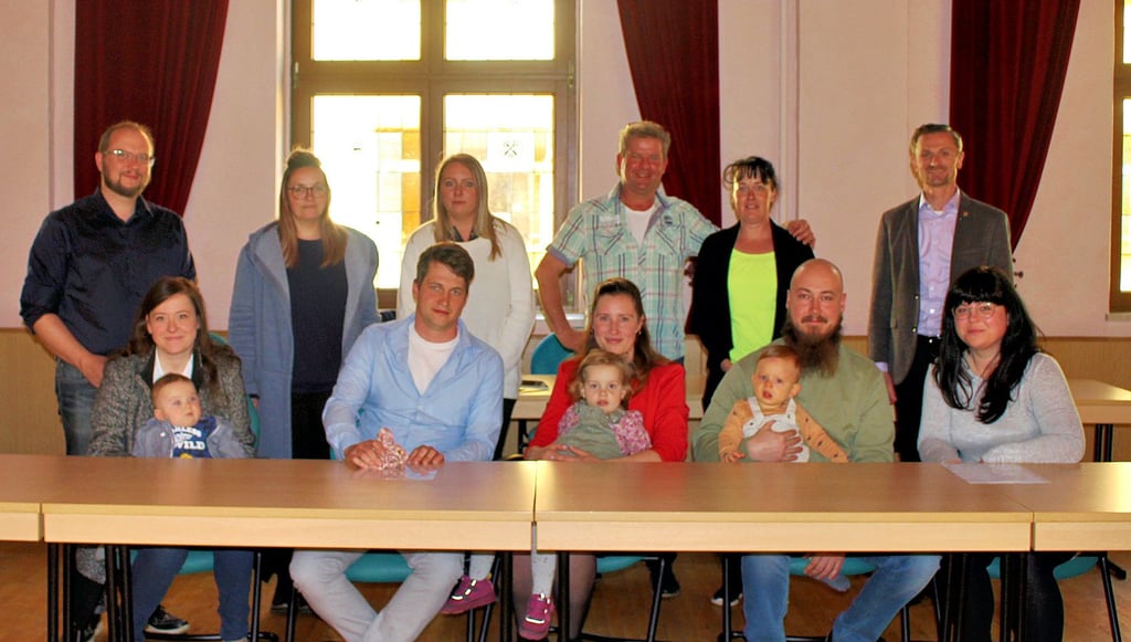 In der ersten Runde überreichte Benjamin Kanngießer die Fördermittelbescheide an Manuela Osinski und Jörn Koch, Nancy Herin, Christin Bestehorn (hinten von rechts), André und Friederike Arend mit Magnus, Andreas Pohlert und Julia Clare mit Alma sowie Steven Baumann und Lisa Wurmb mit Björn (vorn von links).