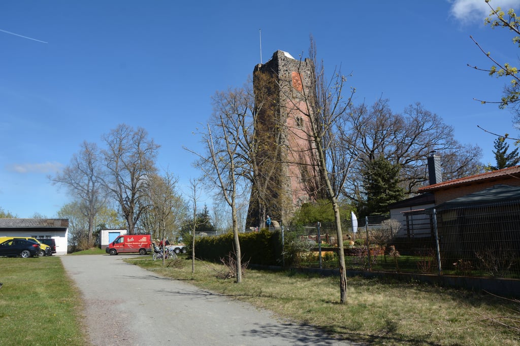 Der Burger Bismarckturm hat eine breite Zuwegung - noch. Das Areal des angrenzenden Flämingsportplatzes will die Stadt verkaufen.