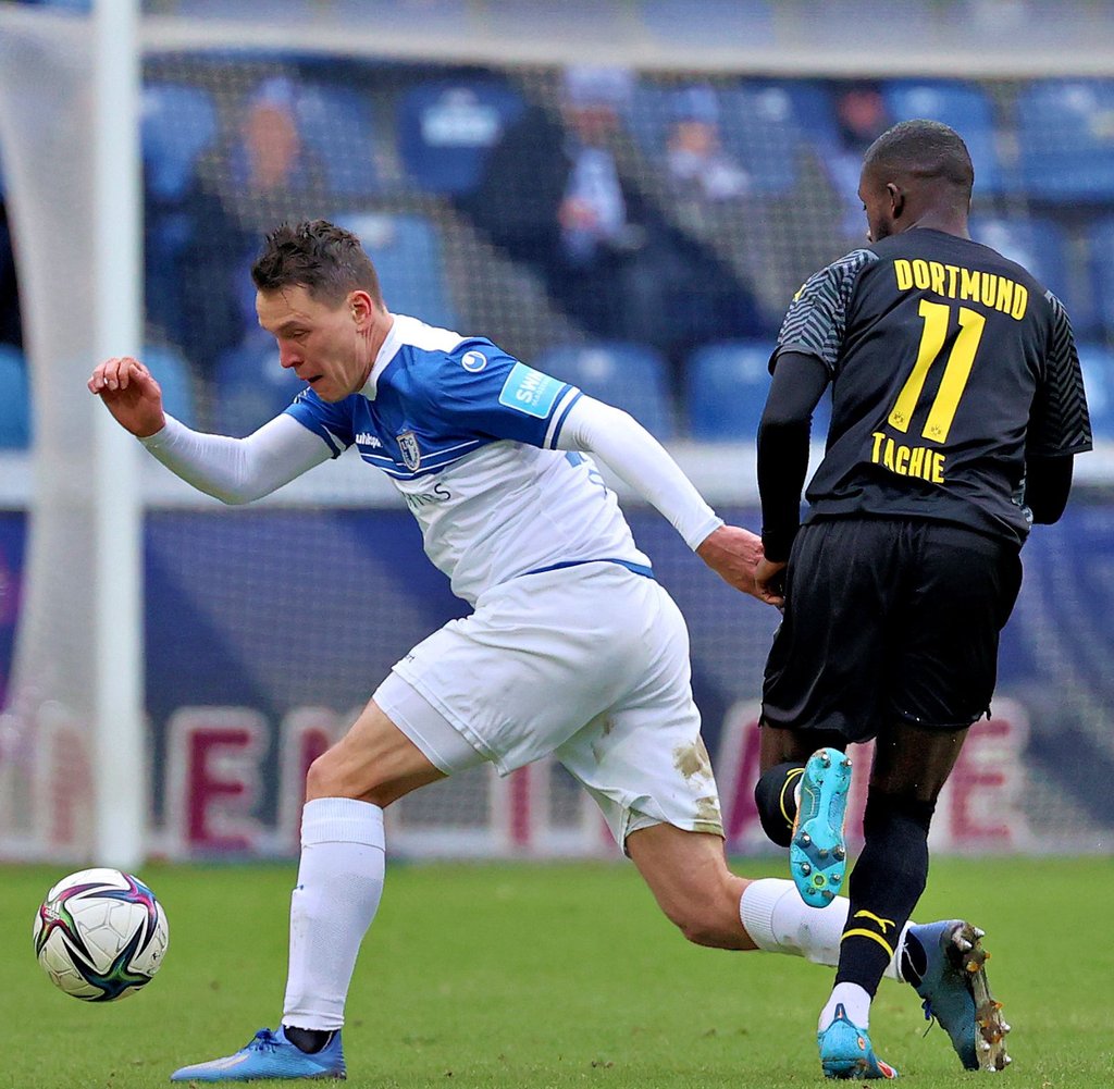 Erst Vaterfreuden, dann Aufstieg? Alexander Bittroff (links, hier im Zweikampf mit Richmond Tachie vom BVB II) und der 1. FC Magdeburg können am Sonntag das große Ziel erreichen.