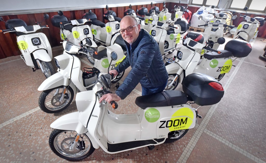 Die neuen Elektro-Schwalben hat Stadtwerke-Prokurist Thomas Glauer schon ausprobiert. Am Samstag können das auch die Bürger in Greppin.