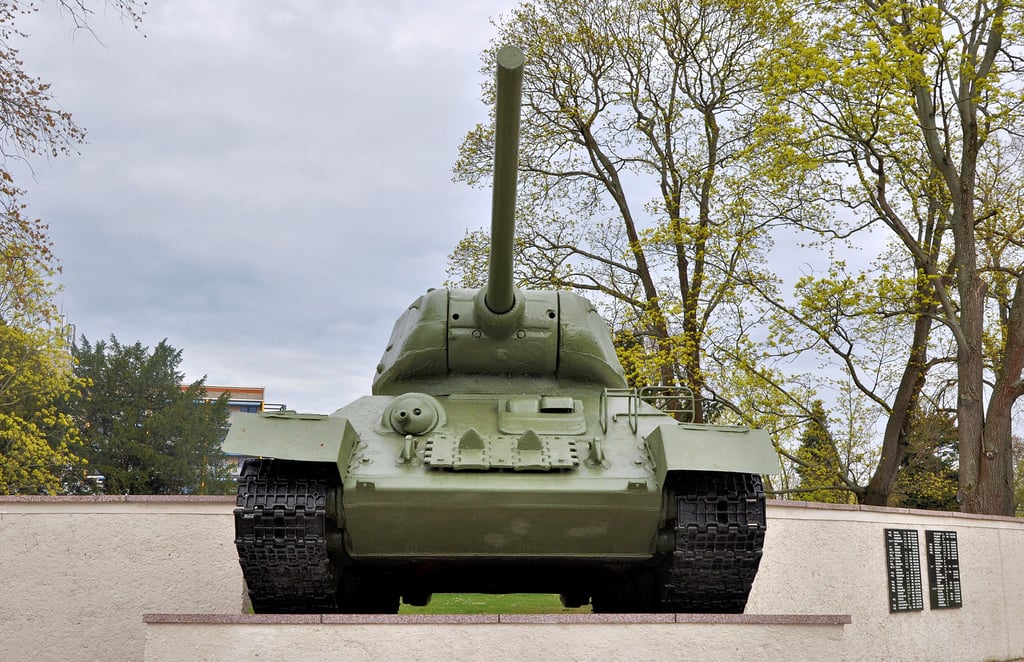 Der sowjetische Panzer mit dem Kanonenrohr Richtung Westen ist seit Anfang der 1970er Jahre der Mittelpunkt auf dem Soldatenfriedhof im Burger Goethepark.