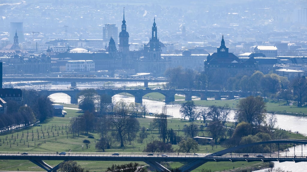 In Dresden ist am Donnerstag eine tote Frau aus der Elbe geborgen worden.