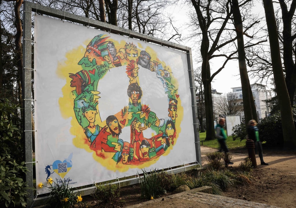 Udo Lindenberg singt nicht nur, er malt auch. Einige seiner Plakate sollen zu Gunsten der Unicef Nothilfe für Kinder in der Ukraine versteigert werden.