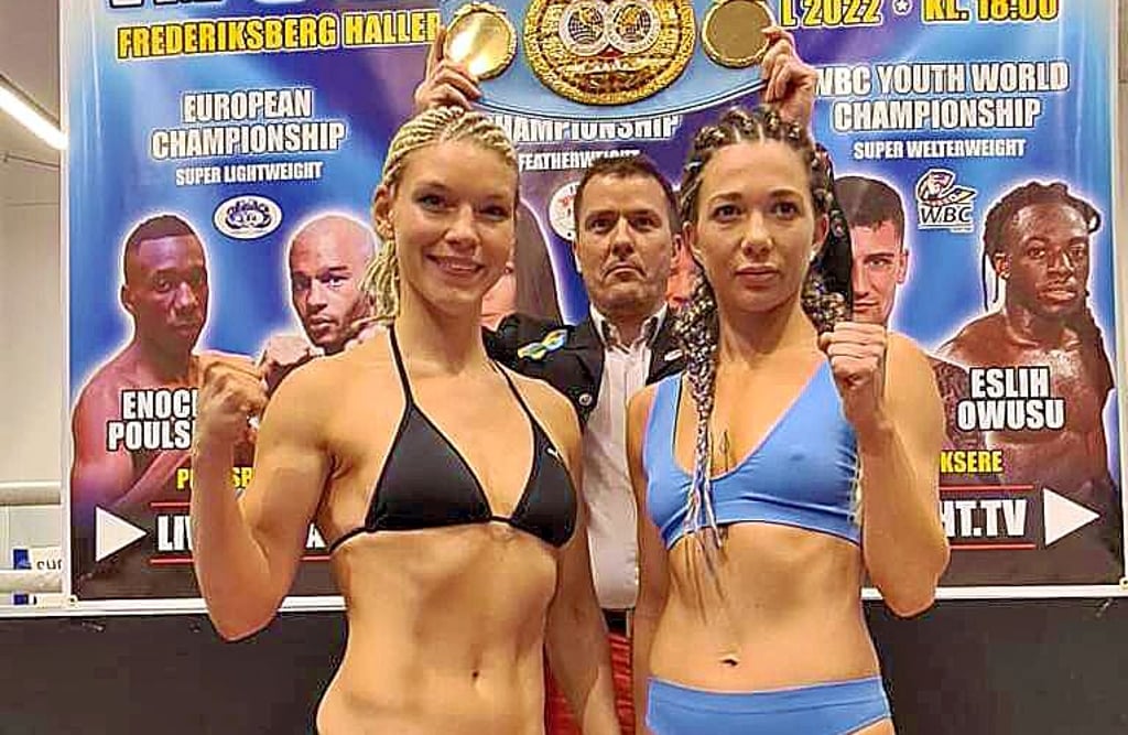 Nina Meinke (l.) und Sarah Mahfoud beim Wiegen.
