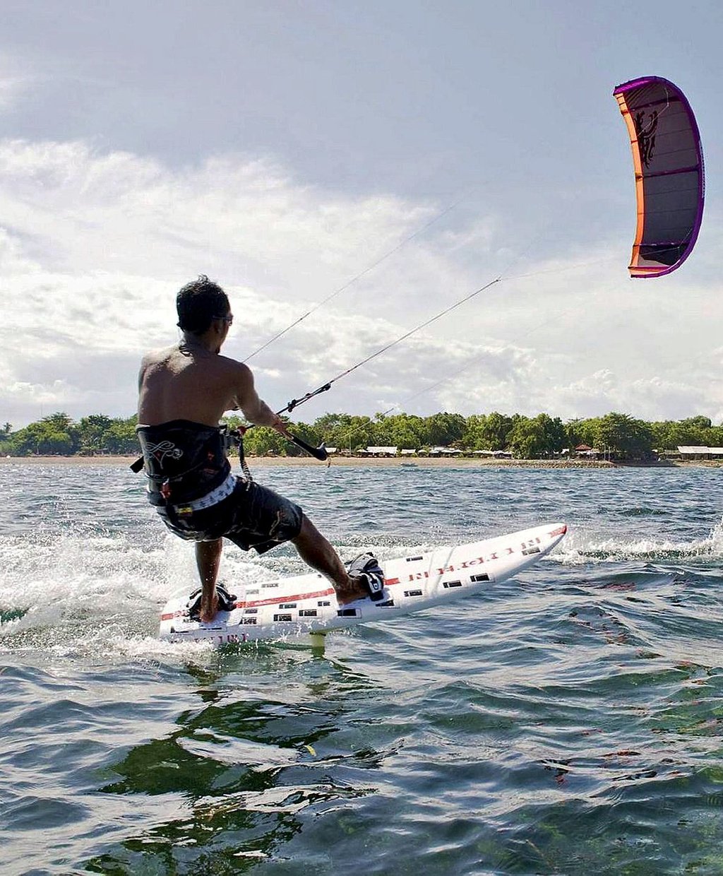 Ein Kitesurfer auf dem Kelbraer Stausee, wo der Freizeitsport eigentlich ebenfalls nicht erlaubt ist.