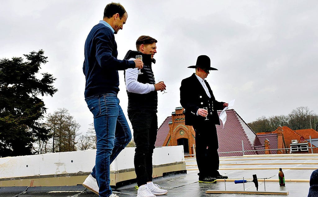 Die Bauherren Ronald Schaffer (von links), Jens Freimann und Zimmerermeister Marco Vack beim Richtspruch.