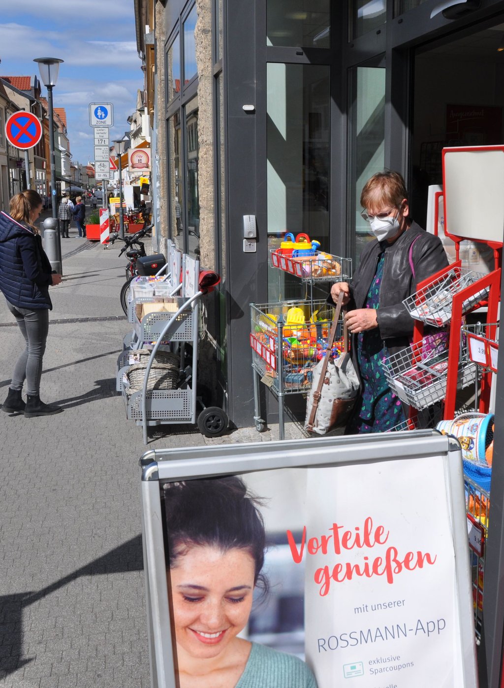 Eine Kundin verlässt eine Drogerie-Filiale in Burg mit einer FFP2-Maske auf. Das machen aber längst nicht alle Kunden mehr so, seit die staatliche Maskenpflicht abgeschafft wurde.