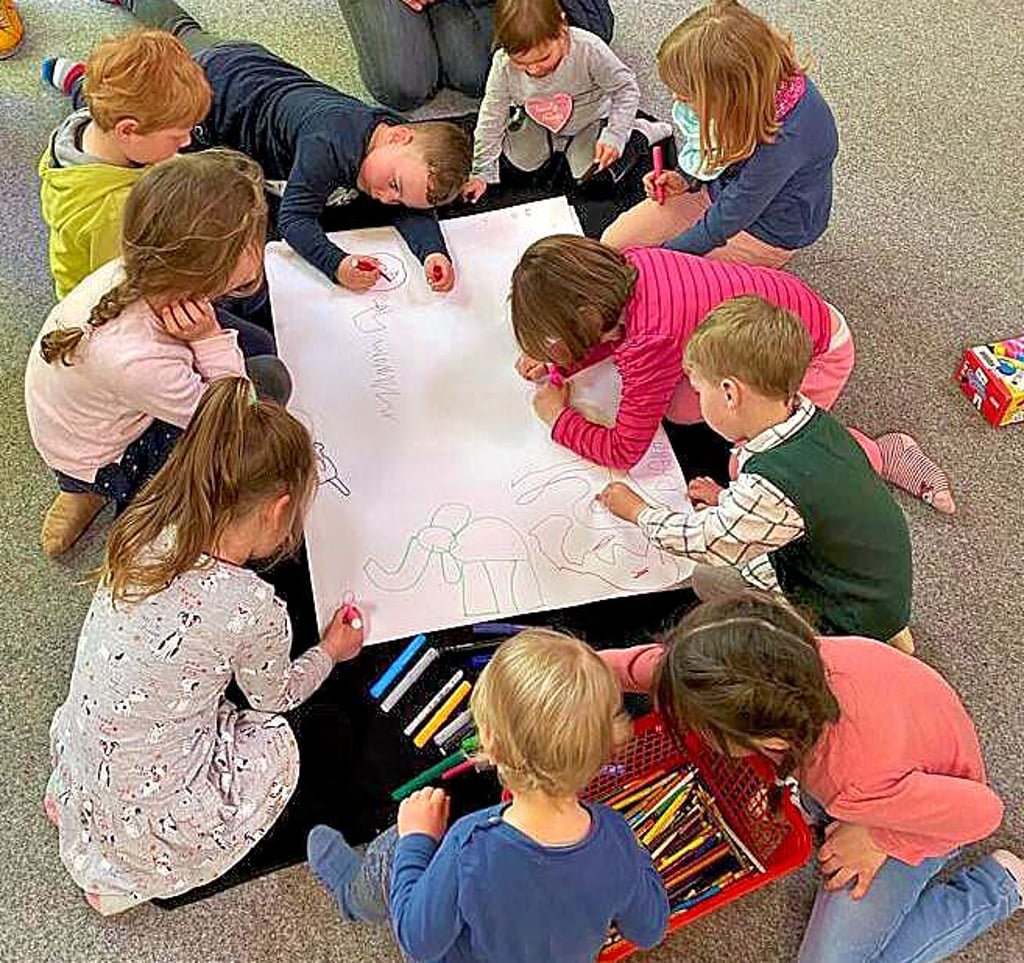 Zum Vorlesenachmittag können die Besucher auch kreativ werden. Das entstandene Kustwerk kann noch bis Dienstag in der Bibliothek bewundert werden.