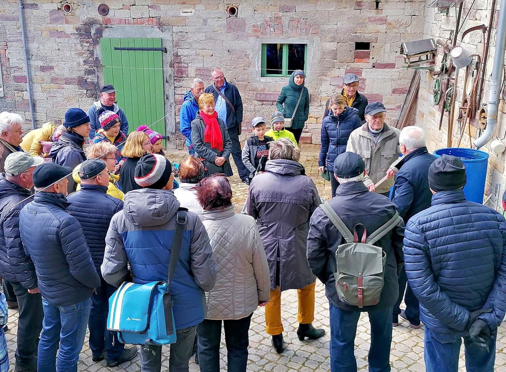 Manfred Kamprad (3.v.r.) und seine Enkelin Christiane zeigten den Teilnehmern ihren Hof.