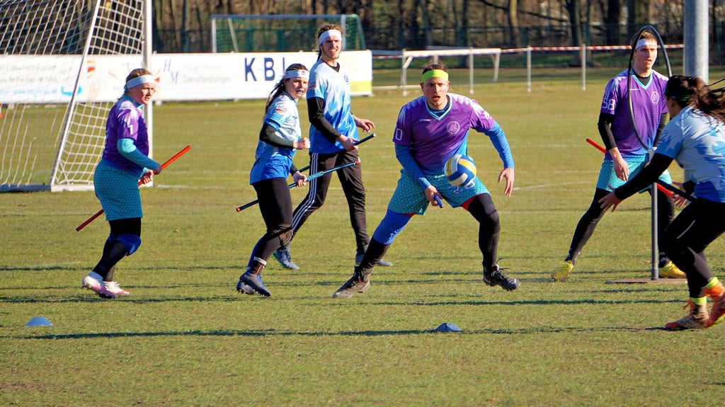 Quidditchspieler  der Blue Caps Berlin und der Ottos Occamys aus Magdeburg kämpfen um den Ball. 