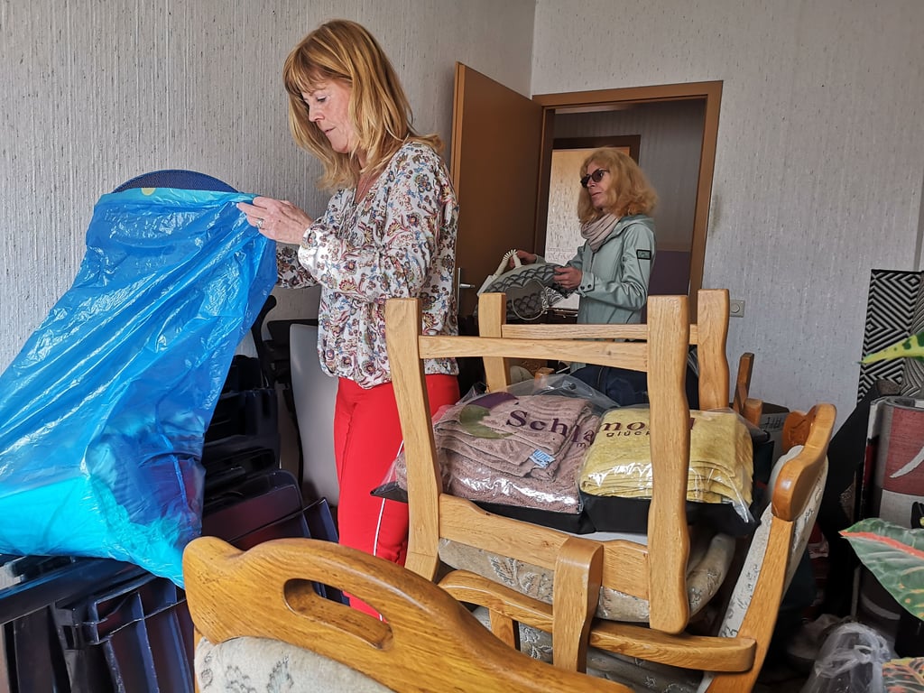 Evelyn Zinke (links) und Andrea Lange sortieren einen Teil der Haushaltswaren und Möbel, die auf einen Aufruf hin für Flüchtlinge aus der Ukraine gespendet wurden. Foto: Sandra Reulecke