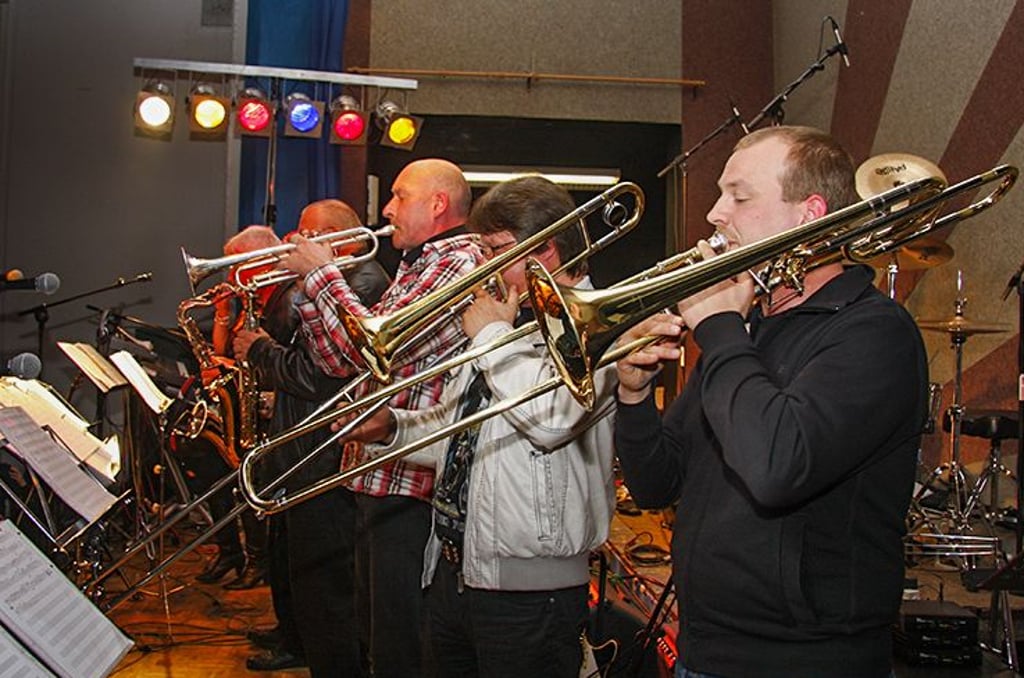 Eröffnet wird der Abend von der Zeitzer Big Band.
