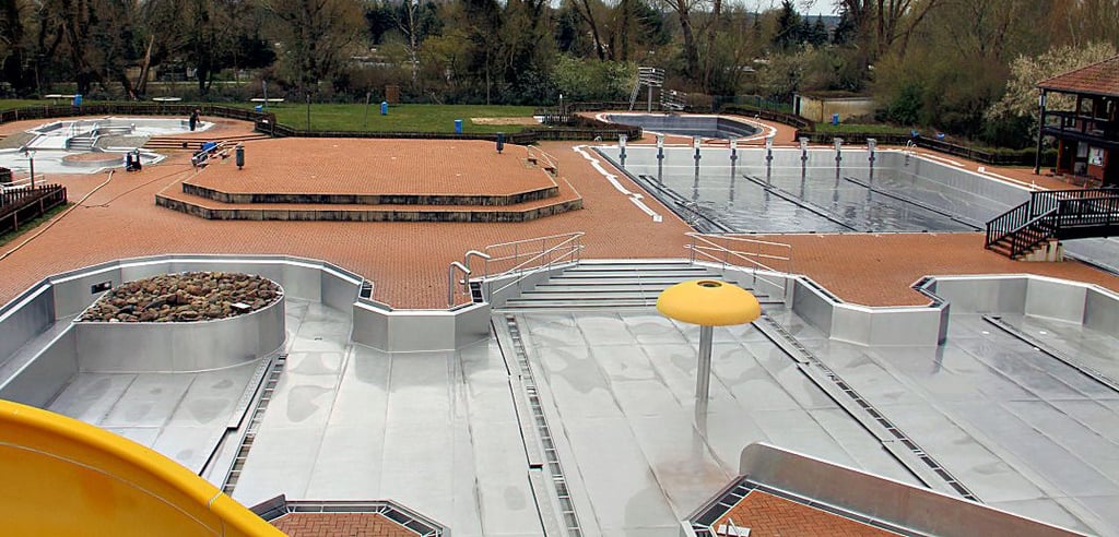 Derzeit wird das Freibad auf die Badesaison vorbereitet. Bald ist es soweit.