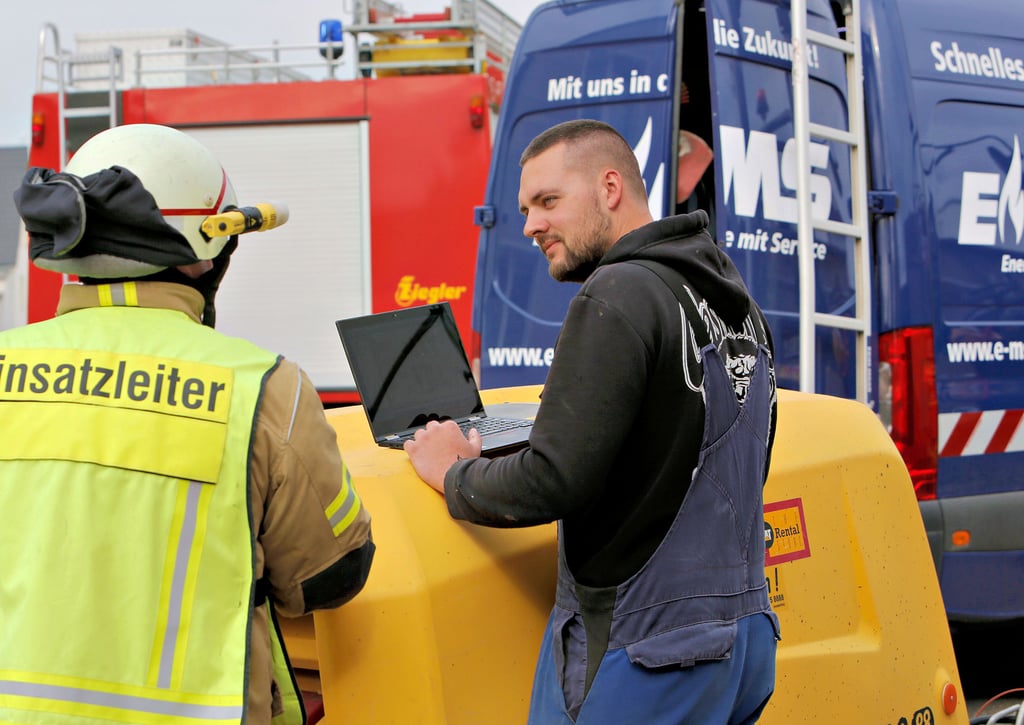 Der Einsatzleiter der Feuerwehr Hecklingen, Stephan Broda (l.) und Marc Wenig vom Energieversorger EMS koordinierten den Einsatz in der Wilhelm-Bieser-Straße in Hecklingen.