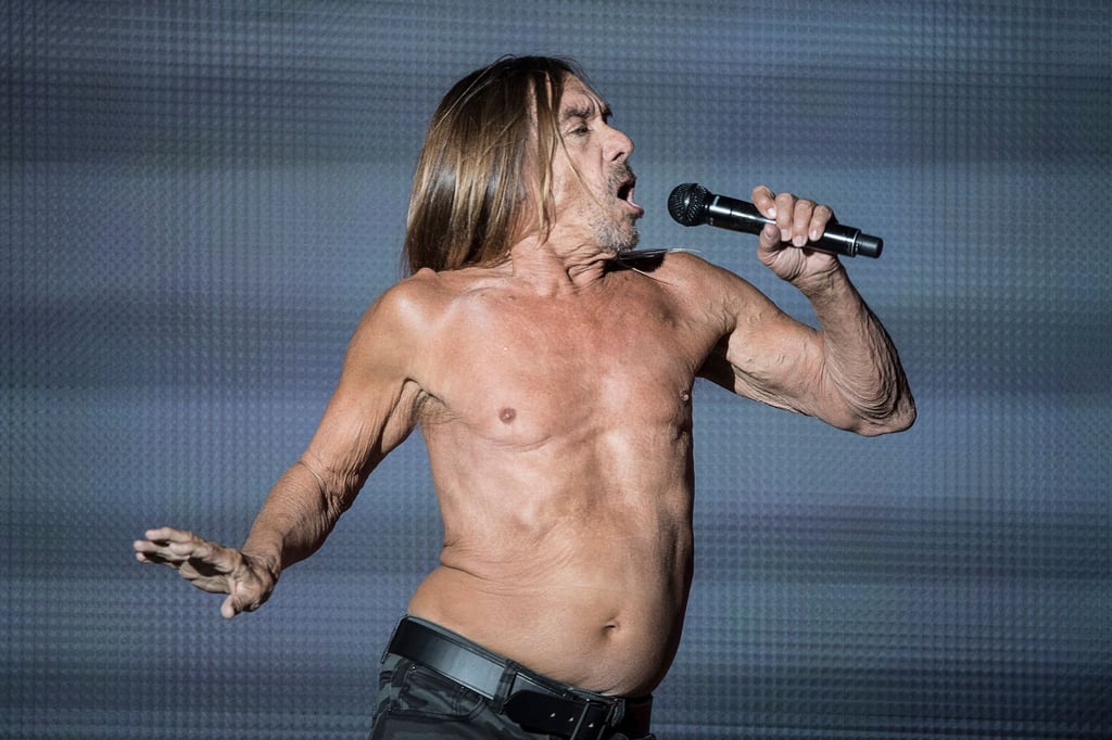 Iggy Pop zeigt sich immer noch gern mit nacktem Oberkörper.