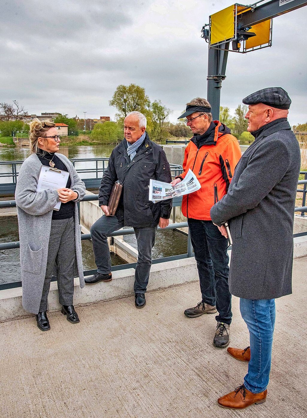 Die FDP-Landtagsagbeordneten Karin Tarricon und Jörg Bernstein (l.u.r) an der Fischtreppe am Muldewehr im Gespräch mit Burkhard Henning und Arne Gluch, Direktor und Hydrologie-Experte beim LHW.