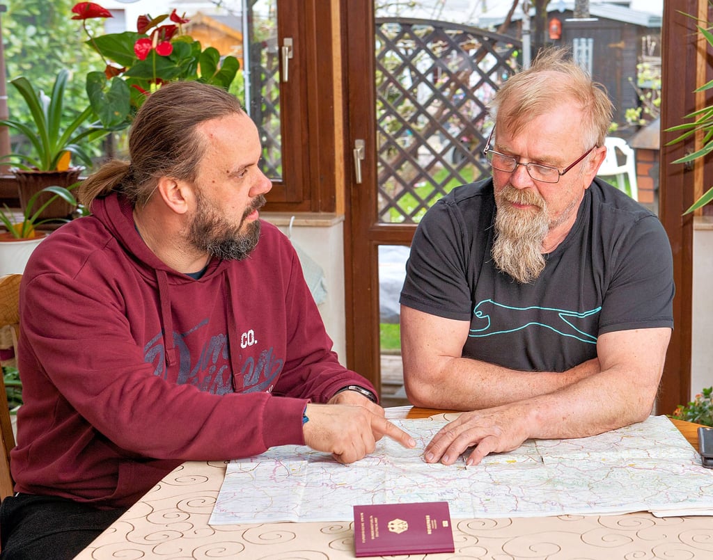 Uwe Scherling (r.) schaut sich mit Sohn René an, auf welcher Route er in die Ukraine gefahren ist. Beide waren 2004 für ihre Verdienste rund um ein rumänisches Kinderheim mit dem Wenzelspreis unserer Zeitung geehrt worden.