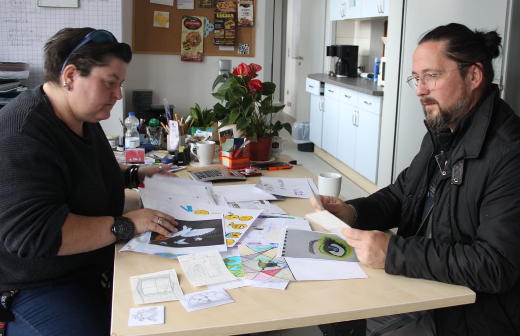 Sabine Unze und Enrico Holze treffen eine Vorauswahl.
