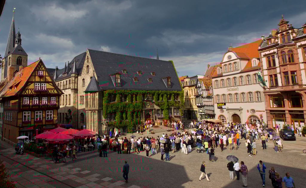 Auf dem Marktplatz in Quedlinburg startet am Sonntag, 24. April, die diesjährige Saisoneröffnung der Harzer Wanderadel - mitten in den Feierlichkeiten zur Ersterwähnung Quedlinburgs vor 1100 Jahren.