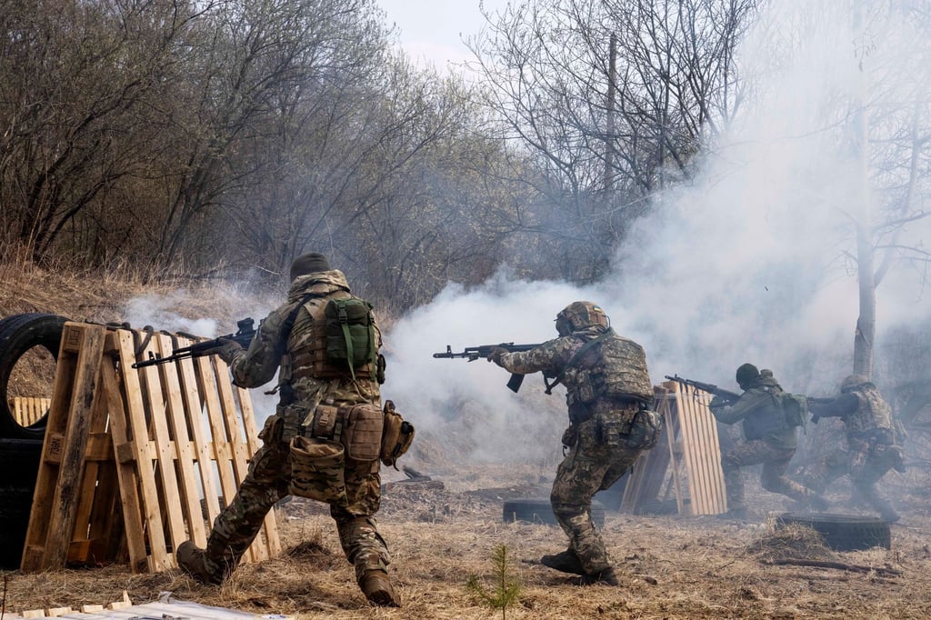 Auf der Waffenliste für Kiew nicht enthalten sind schwere Waffen wie Panzer oder Artillerie. (Im Bild: ukrainische Soldaten bei einer Übung nahe Lwiw)