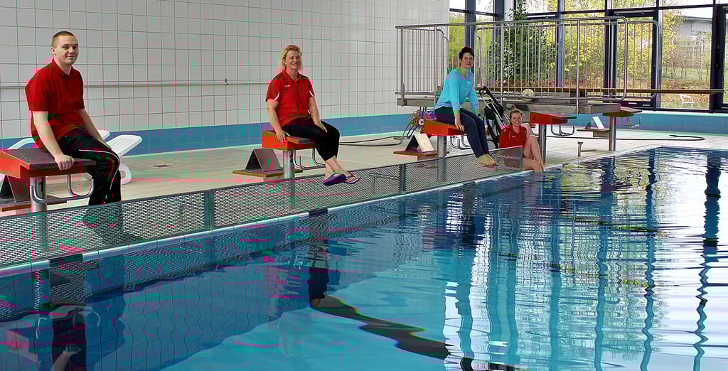 Landessportschulchefin Stefanie Lück (zweite von rechts) mit dem Hallenbad-Team in der Schwimmhalle.