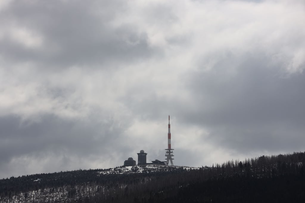 Wolken ziehen über den Brocken. In den kommenden Tagen wird sich die Sonne nur selten zeigen.