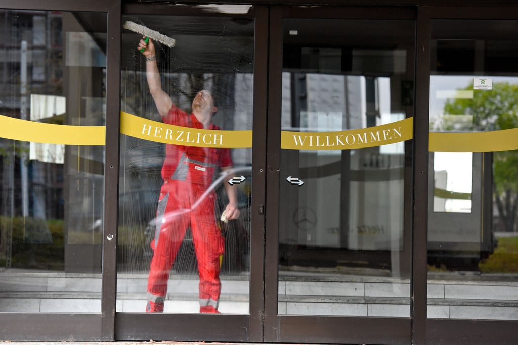 Im ehemaligen Maritim Hotel in Halle werden letzte Vorbereitungen getroffen, bevor in der nächsten Woche Flüchtlinge aus der Ukraine dort einziehen sollen.
