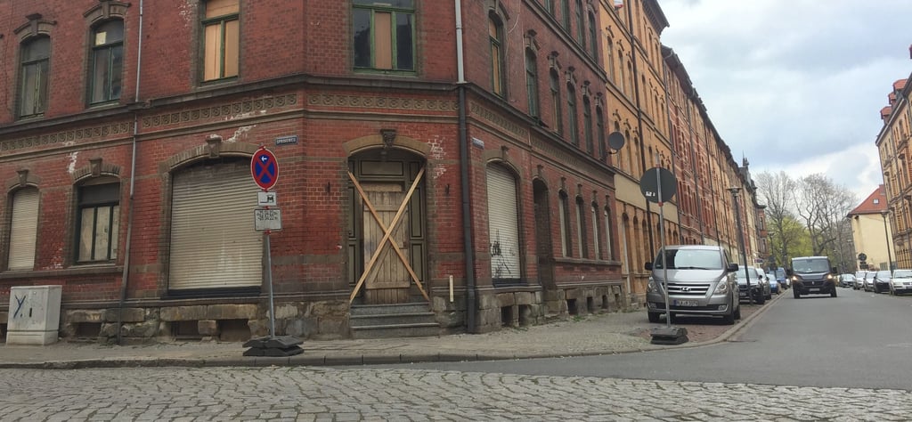 Dreharbeiten in Herrmannsgarten Ecke Waltherstraße. In dem Eckhaus soll für den Dreh ein Tabakgeschäft einziehen.