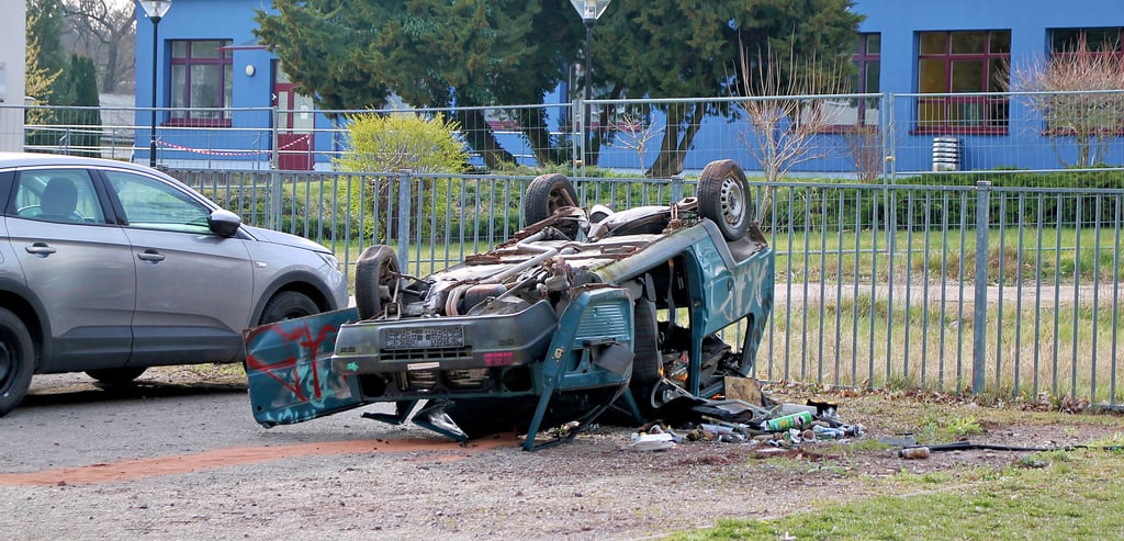 Dieses nicht mehr zugelassene Auto steht seit Jahren in der Nähe des Stadtparkes. Inzwischen wurde es auf den Kopf gedreht.