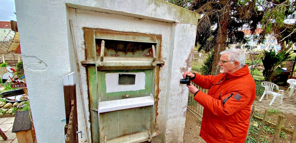 Stadtführer Joachim Hennecke steht vor dem Eingang des Luftschutzbunkers an der Fuhnestraße in Bernburg.
