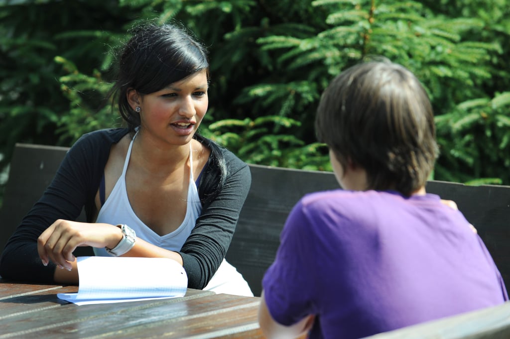 Auch wenn man ein Bewerbungsgespräch nachstellt, wie diese Schülerinnenin einem Schullandheim: Im echten Leben kommt dann doch alles meist ganz anders. Ein positiver Corona-Test kann die schönsten Zukunftspläne zunichte machen.