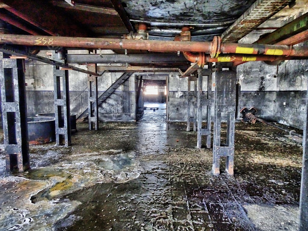 Düstere Gänge, klebrige Fußböden: So sieht es in der Farbenfabrik Halle aus.