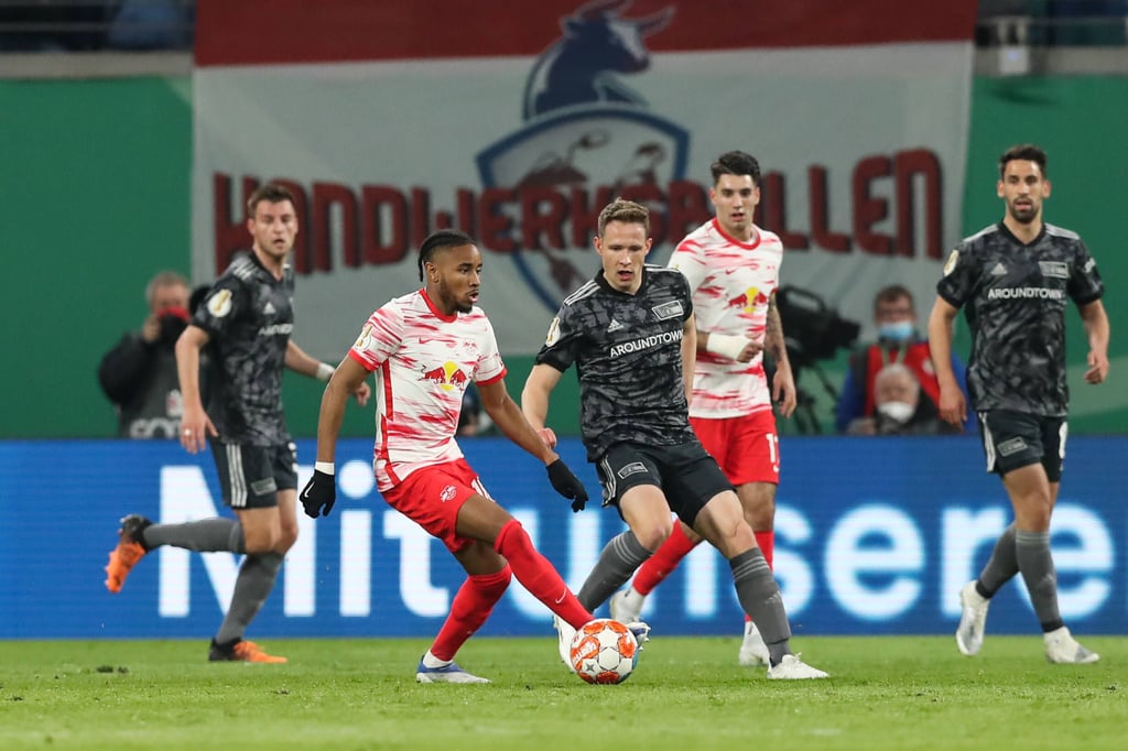 Christopher Nkunku im Spiel gegen Union Berlin am Ball.