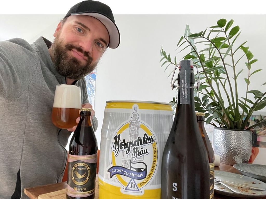 Der gebürtige Salzwedeler und Comedian Ingmar Stadelmann beim Test von regionalen Bieren aus der Altmark für die Volksstimme. Eines der hopfenhaltigen Kaltgetränke hat es ihm dabei besonders angetan.