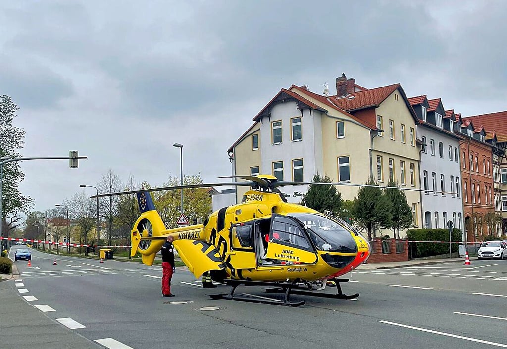 Um dem lebensgefährlich verletzten Mann zu helfen, wurde ein Rettungshubschrauber vor Ort geschickt. Er brachte den 85-Jährigen in ein Braunschweiger Klinikum.Foto: Chris Buchold/FFW Halberstadt