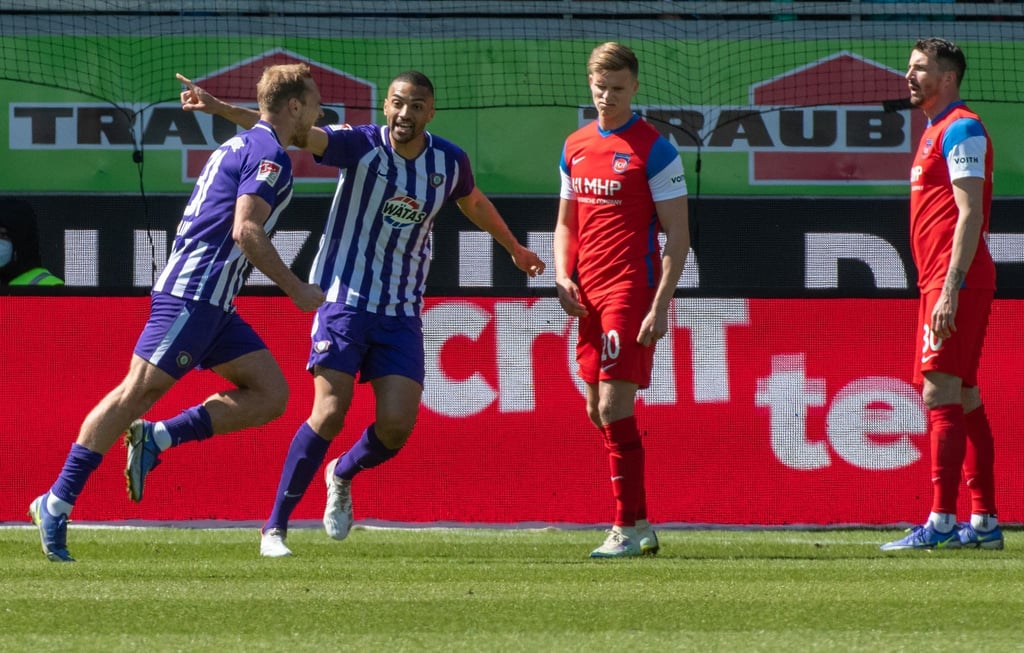 Aues Ben Zolinski (l-r) bejubelt sein Tor zum 1:0 bei Heidenheim mit Malcolm Cacutalua.