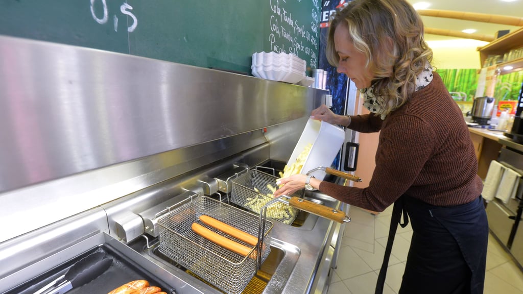 Sandy Kaulfuß füllt die Fritteuse im Dschungelcafé im Zoo Aschersleben mit Pommes frites.