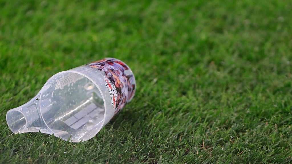 Bitte nicht werfen, sondern trinken: Bier wird teurer bei RB Leipzig.