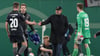 Union-Trainer Urs Fischer tröstet seine Spieler nach der DFB-Pokal-Niederlage bei RB Leipzig.