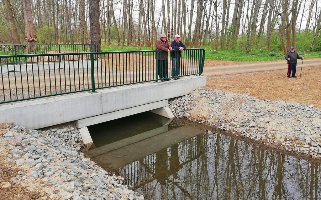 Eine neue Brücke führt hinter Minkwitz über die Schwennigke. Gerhard Schob (rechts) und Andreas Ziller haben hier viel zu bemängeln.