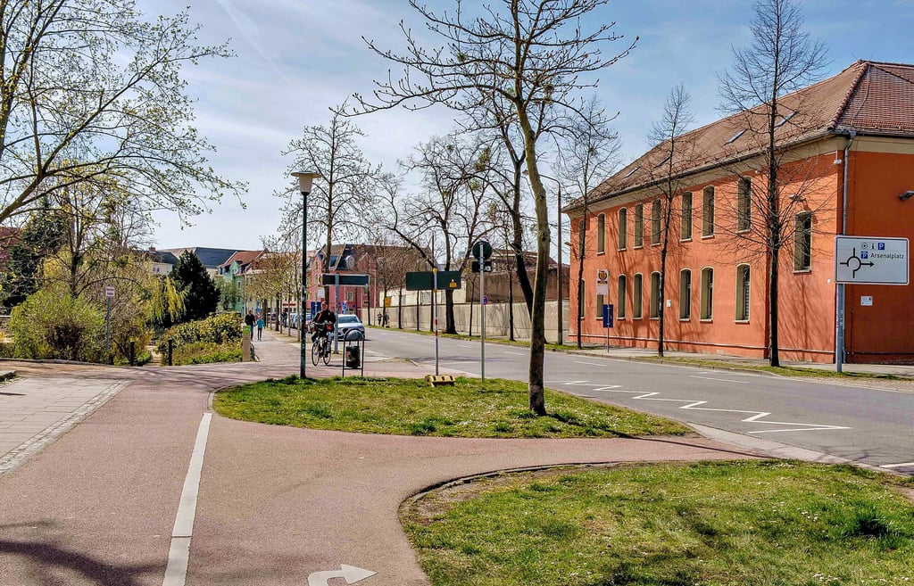Die Radwegführung in der nördlichen Bürgermeisterstraße war schon häufig Anlass für Kritik: Stadteinwärts muss man auf die Straße wechseln.