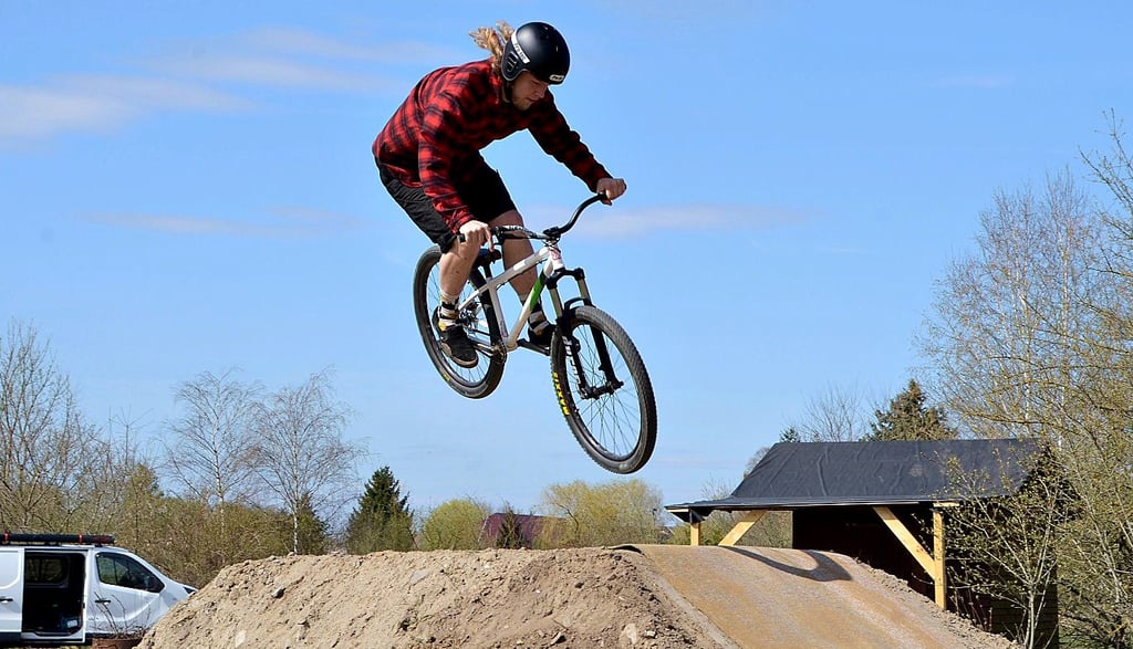Max Hartmann zeigt einen Sprung auf der Dirtjump-Anlage auf dem JFZ-Gelände am Tannenweg 17.