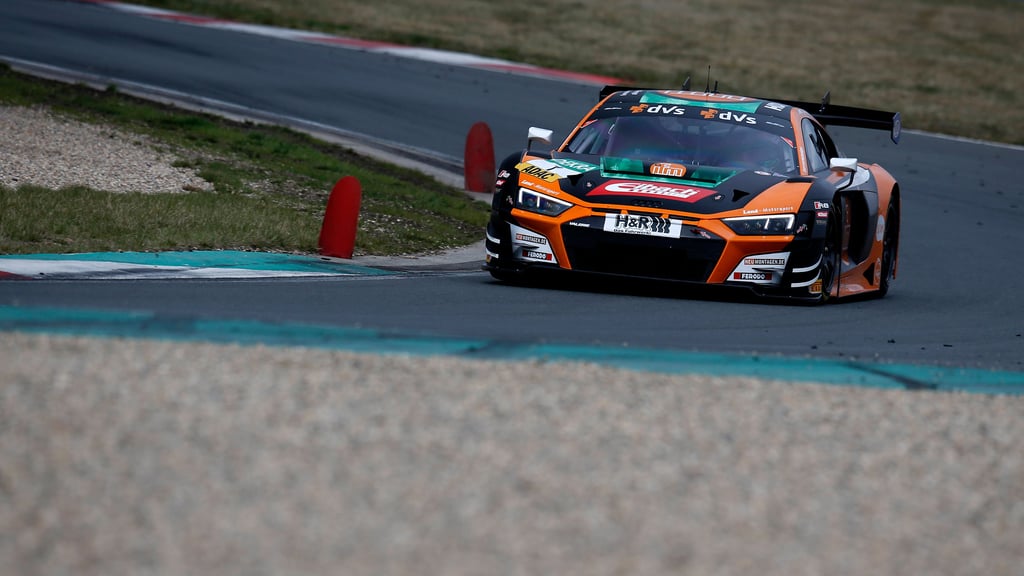 Titelverteidiger Christopher Mies dreht in seinem Audi Testrunden in Oschersleben.
