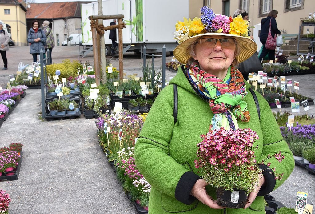 Zu einer Gartenmesse muss es auch frischer Blumenschmuck sein, dachte sich Christel Grajek und schmückte ihren Sonnenhut mit Gartenblumen.