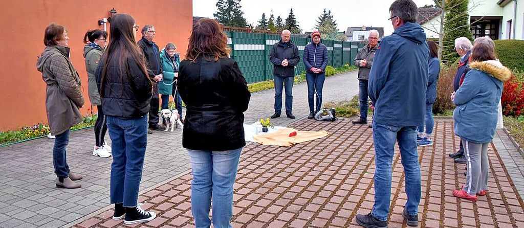 Jeden Dienstag um 18 Uhr treffen sich Elsteraner mit Bürgern umliegender Ortschaften sowie Flüchtlingen aus der Ukraine vor der Johannischen Kirche zu einem Friedensgebet.