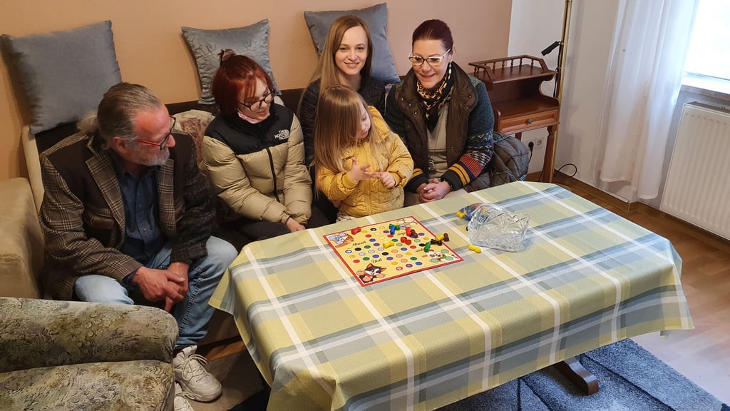 Eine vor dem Krieg in der Ukraine geflüchtete Familie erhält mit Hilfe eines Magdeburger Ehepaars eine Wohnung.