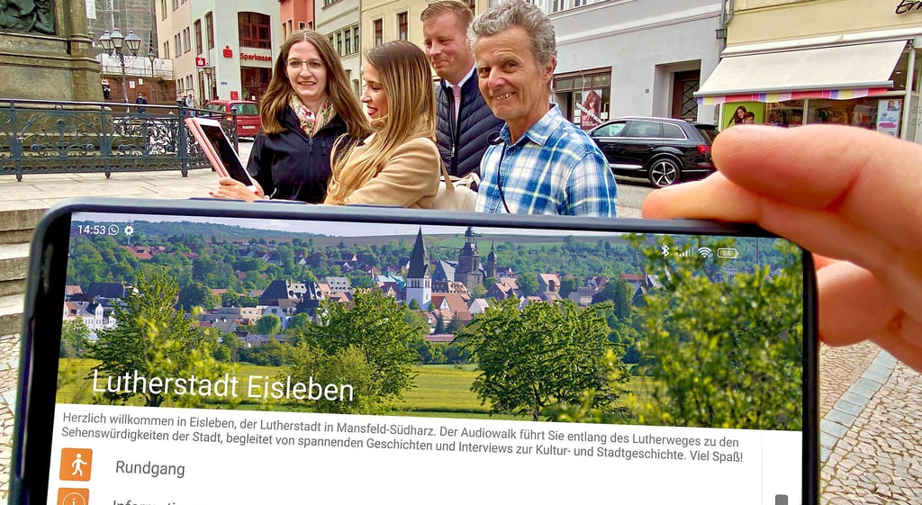 Stefanie Müller und Lydia Fischer von der SMG Mansfeld-Südharz zeigen Bürgermeister Carsten Staub und Stadtführer Dieter Vopel (v. li.) via iPad, wie der neue Audioguide über die Lutherstadt Eisleben funktioniert.