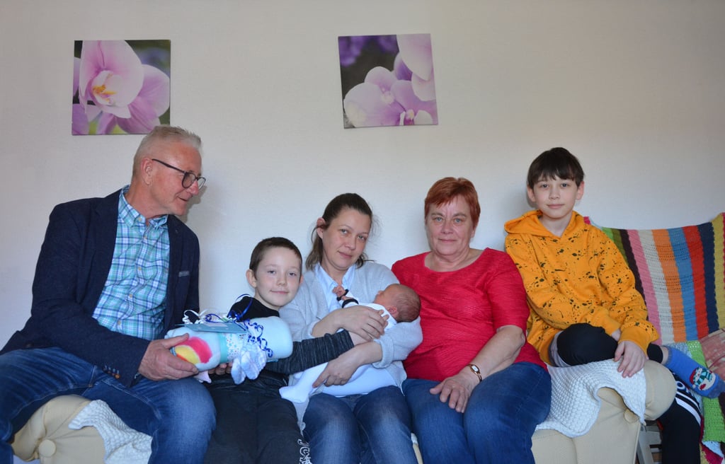 Helferin Ursula Weck und Bürgermeister Bernd Nimmich (SPD) mit der ukrainischen Familie in Biere.
